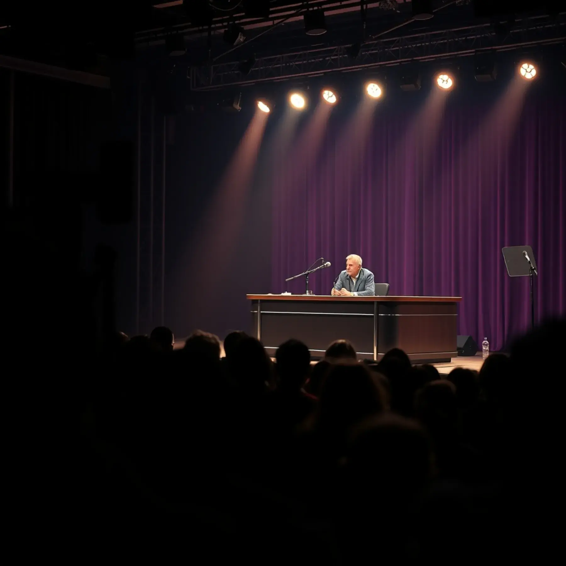 Live podcast, live room